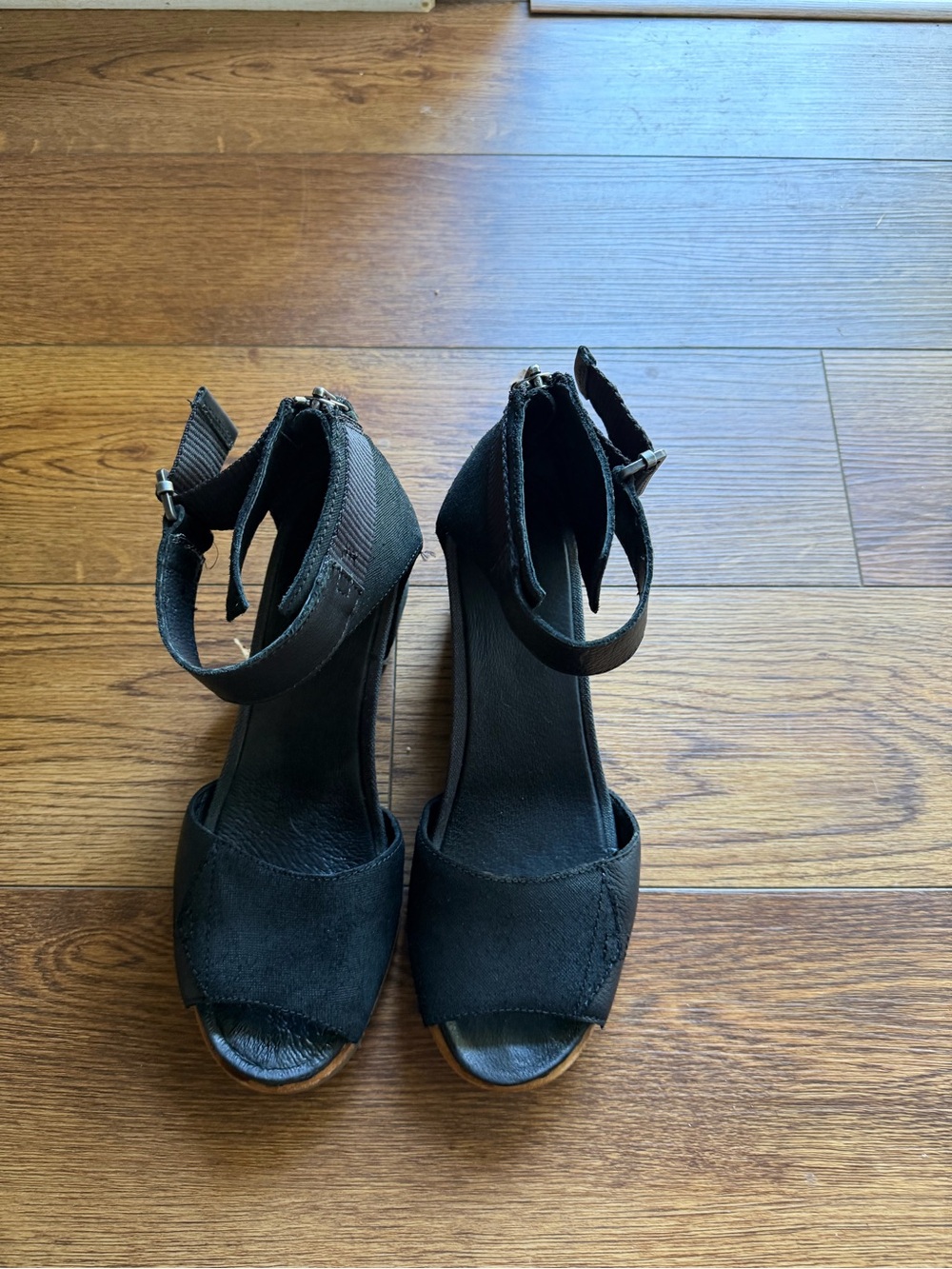 Sorel Joanie II Black Wedge Sandals Women’s Size 10 Ankle Strap Zip Back